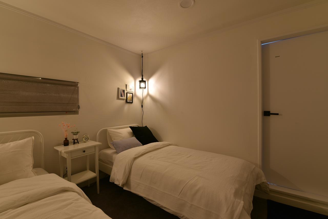 Mono House Hongdae 5 Hotel Seoul Bagian luar foto