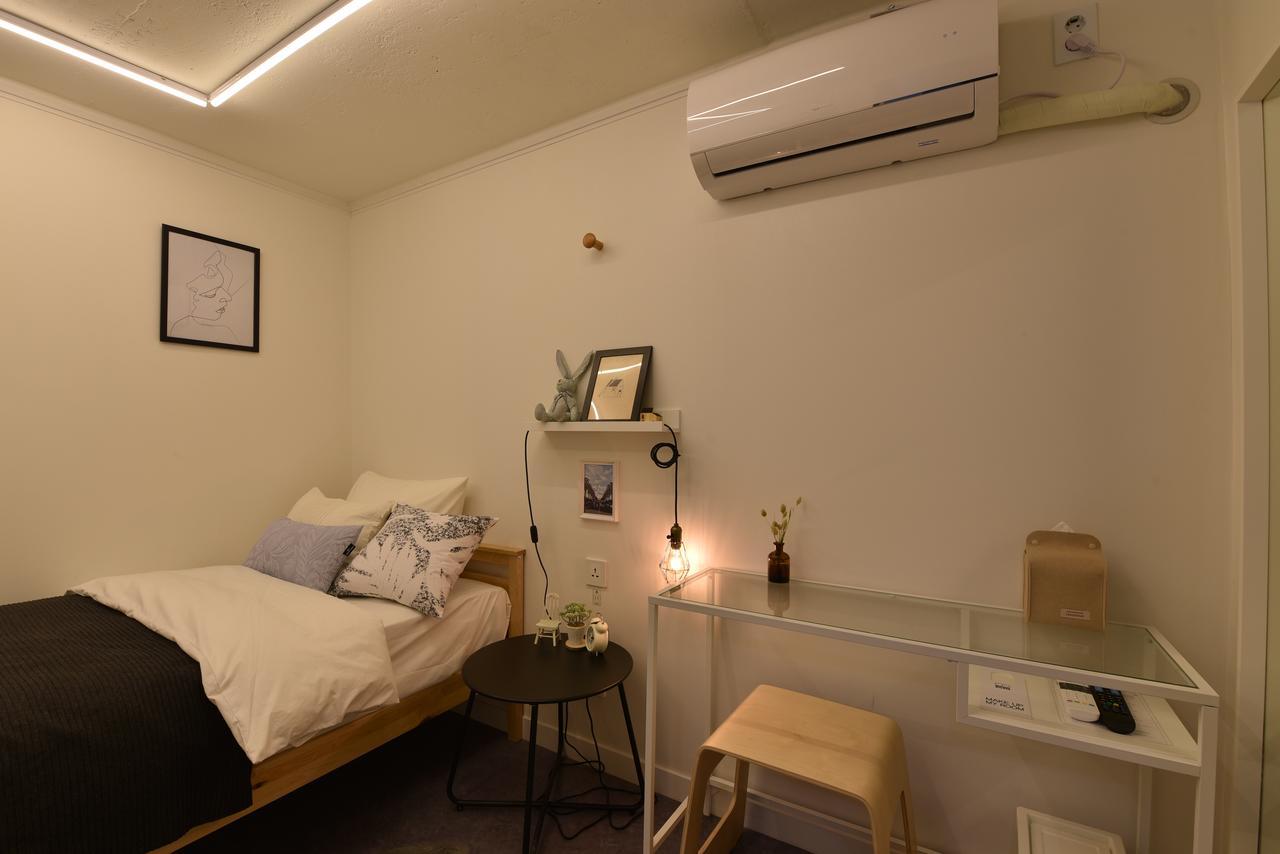 Mono House Hongdae 5 Hotel Seoul Bagian luar foto